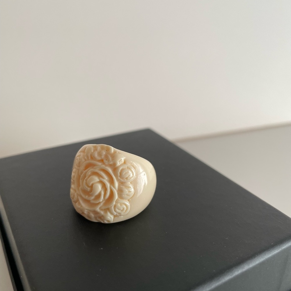 Lucky brand carved faux ivory ring!